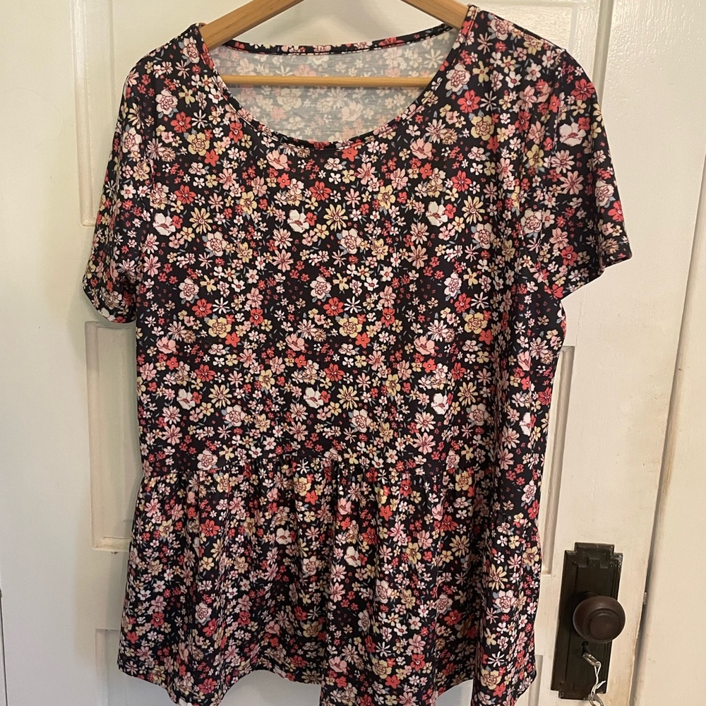 Black Floral Short-Sleeve Peplum Tunic Top
